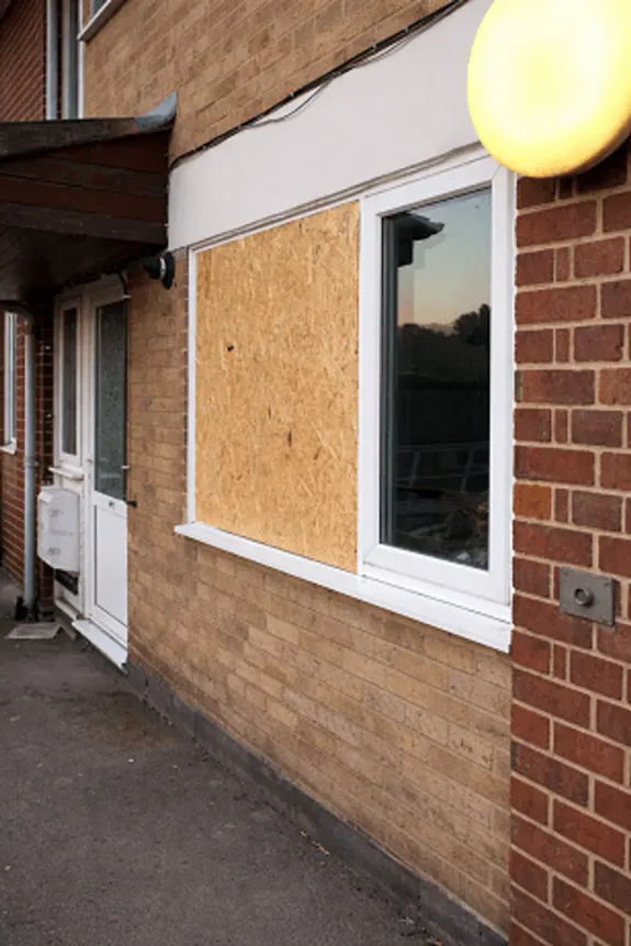 Professional emergency boarding up service